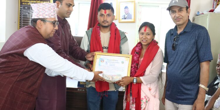 अन्तर्जातीय विवाह गर्ने नव दम्पतीलाई चिशंखुगढी गाउँपालिकाद्वारा एक लाख रुपैयाँसहित सम्मान