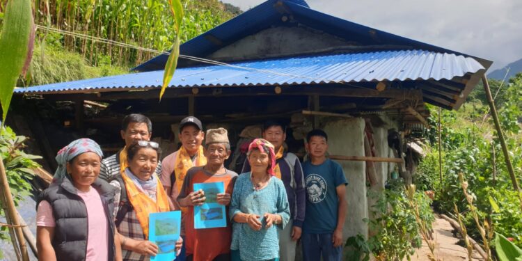 घरको छानो र शौचालय निर्माणमा ल्हाक्पा कितार शेर्पाको सहयोग