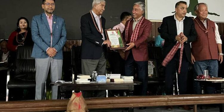  काङ्ग्रेस नेता कार्कीलाई सभापति देउवाको सम्मान 