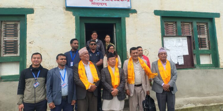 जिल्ला आयुर्वेद स्वास्थ्य केन्द्र सोलुखुम्बुमा मन्त्री राईको अनुगमन