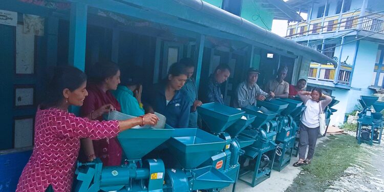 नेचासल्यान गाउँपालिकाले वितरण गर्यो किसानलाई २५ थान कम्मानड मिल