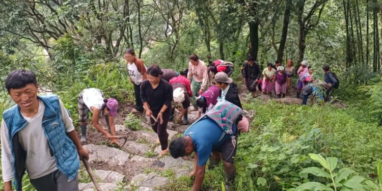महाकुलुङमा श्रमदान मार्फत गोरेटो बाटो मर्मत