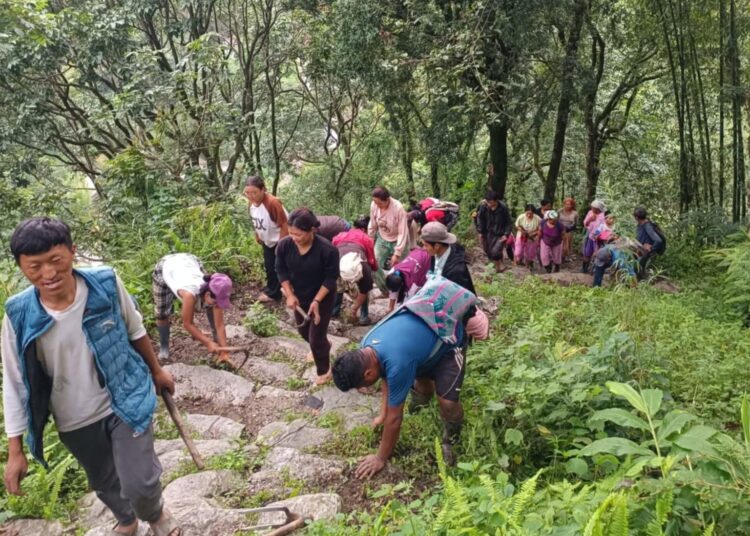 महाकुलुङमा श्रमदान मार्फत गोरेटो बाटो मर्मत