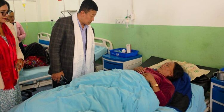 जिल्ला अस्पताल फाप्लुलाई ५० शैयामा स्तरोन्नति गर्ने मन्त्री राईको प्रतिबद्धता 