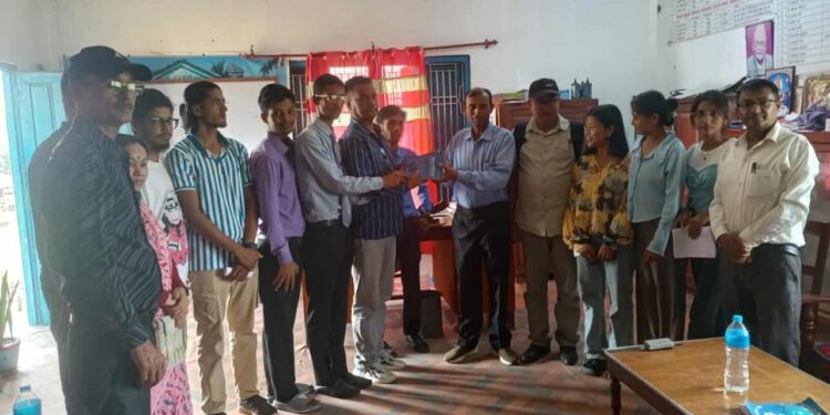 कानेपोखरी एकता समाजद्वारा रमाइलो बहुमुखी क्याम्पसलाई पुस्तक हस्तान्तरण