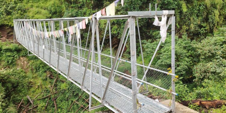    चिवाङ खोलामा बन्यो ट्रष्ट पुल, पर्यटक र स्थानीयलाई सहजहुने विश्वास 