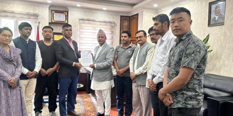 सोलुखुम्बुका युवा काँग्रेस नेताहरुद्वारा उर्जा मन्त्रालयमा ध्यानाकर्षण पत्र बुझाइयो