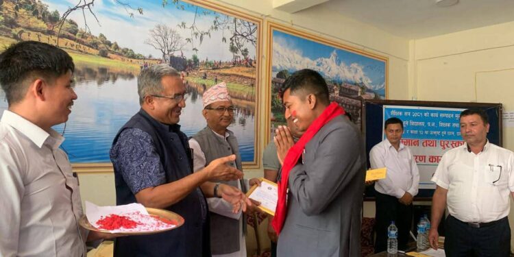 सर्बोउत्कृष्ट प्रधानाध्यापक दिपक परियार सम्मानित