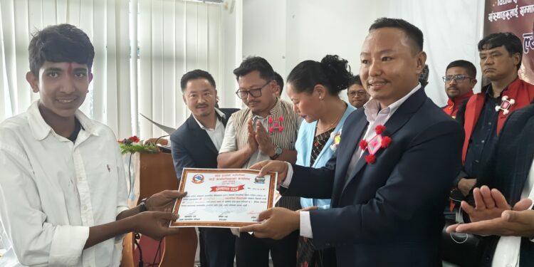 थुलुङ दुधकोशीले गर्यो एसइइ उत्तीर्ण विद्यार्थीहरूलाई सम्मान, उत्कृष्ट विद्यालय र शिक्षकलाई पुरस्कार वितरण