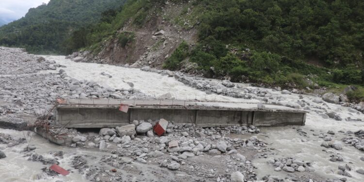  काँगेल र जुवु जोड्ने निर्माणाधिन पुल बाढीले बगायो, नागरिकको आशा र करोडौँ लागनी दुधकोशीमा बग्यो