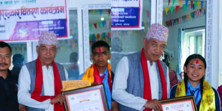 रावा बेसी गाउँपालिकाद्वारा एसईई र कक्षा ८ का उत्कृष्ट विद्यार्थी सम्मानित