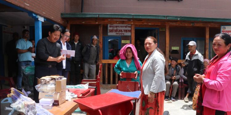 सोलुदुधकुण्ड नगरपालिकाले वितरण गर्यो अपाङ्गता भएका व्यक्तिहरुलाई सहयोगी सहायक सामाग्री