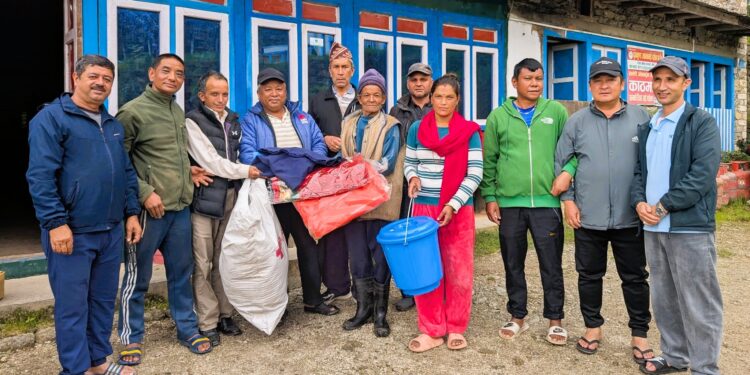 मैदेलका बाढीपिडीत कार्की परिवारलाई रेडक्रस उपशाखा नेलेको राहत