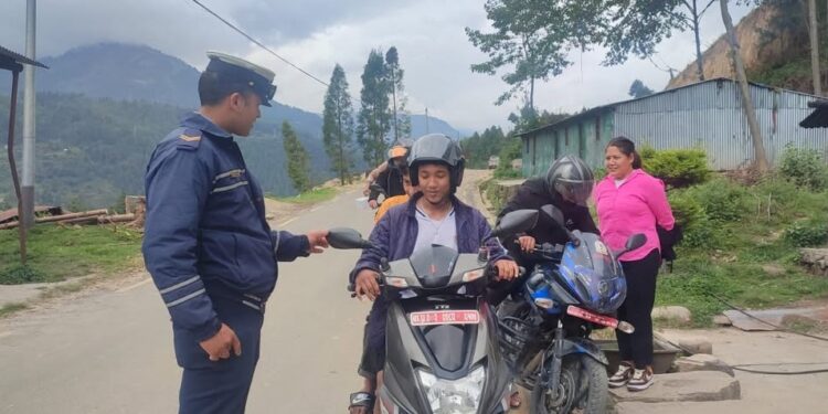 जिल्ला ट्राफिक प्रहरी कार्यालय सोलुले गर्यो एक महिनामा १०५ वटा सवारीलाई कारबाही