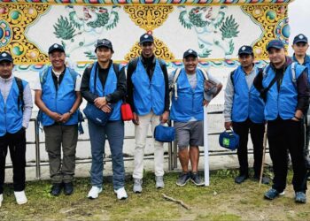 नेपाल रेडक्रस सोसाइटी सोलुखुम्बुले बाटोबाटै तिर्थयात्रीहरुको स्वास्थ्य परीक्षण गर्दै