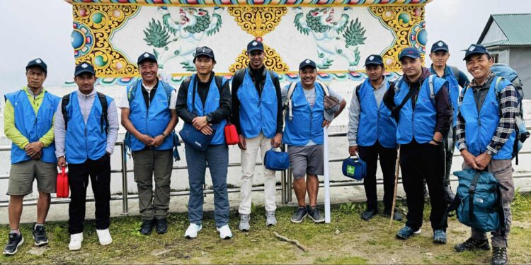 नेपाल रेडक्रस सोसाइटी सोलुखुम्बुले बाटोबाटै तिर्थयात्रीहरुको स्वास्थ्य परीक्षण गर्दै