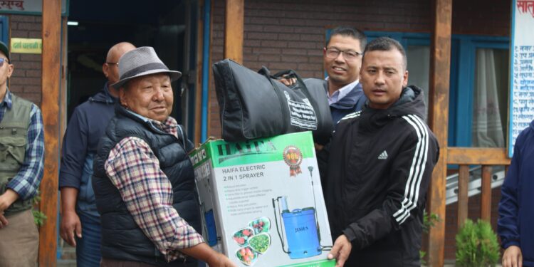 सोलुदुधकुण्ड नगरपालिकाका ५ किसानलाई बगैँचा व्यवस्थापनका सामाग्री वितरण 