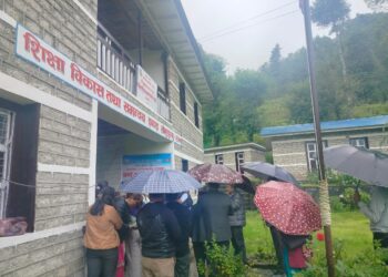 शिक्षा ऐन कार्यान्वयनको मागसहित सोलुखुम्बुमा भदौरे पानीमा पनि शिक्षकहरूको धर्ना
