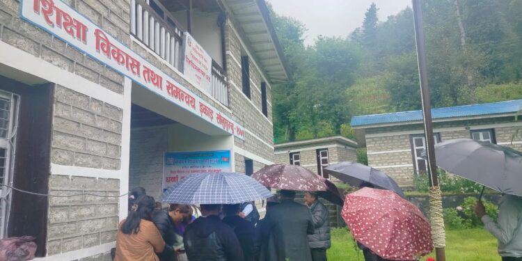 शिक्षा ऐन कार्यान्वयनको मागसहित सोलुखुम्बुमा भदौरे पानीमा पनि शिक्षकहरूको धर्ना