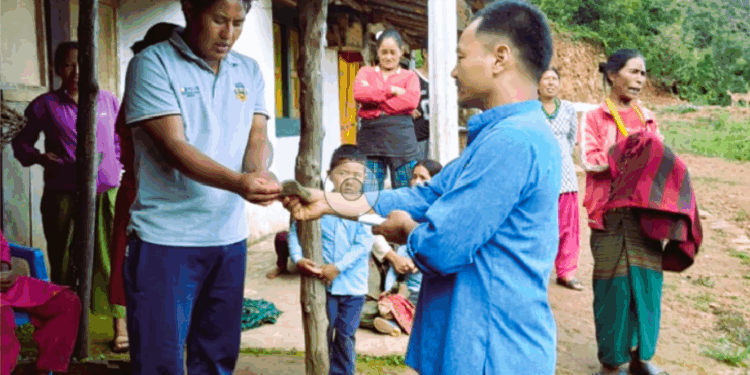 चट्याङ पीडित परिवारलाई नेपाली कांग्रेस मोलुङ–४ द्वारा ७८ हजार सहयोग हस्तान्तरण