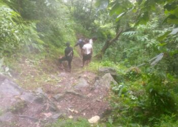  देउसाका स्थानीयले गरे पैदल मार्गको सरसफाइ 