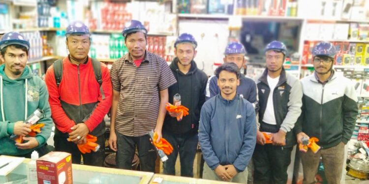 वर्षा इलेक्ट्राेनिक्स सल्लेरीले वितरण ग¥यो विद्युतिय सुरक्षाका सामाग्री