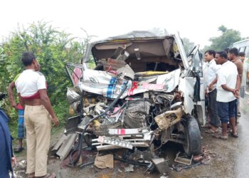 काँकडभिट्टा बाट दिक्तेल आउँदै गरेको बस विङ्गर संग ठोक्कीयो, ३ जनाको मृत्यु, १६ जना घाइते