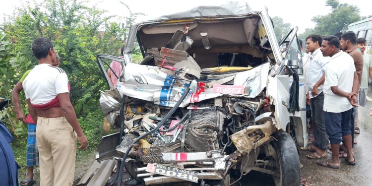 काँकडभिट्टा बाट दिक्तेल आउँदै गरेको बस विङ्गर संग ठोक्कीयो, ३ जनाको मृत्यु, १६ जना घाइते