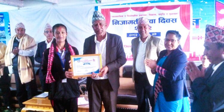 निजामती सेवामा पारदर्शिता र नागरिकमैत्री सेवा आवश्यकतामाथि जोड दिदै सोलुखुम्बुमा निजामती दिवस मनाइयो