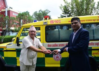 सोताङ गाउँपालिकालाई काठमाडौं महानगरको सहयोगः नयाँ एम्बुलेन्स हस्तान्तरण