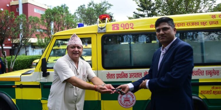 सोताङ गाउँपालिकालाई काठमाडौं महानगरको सहयोगः नयाँ एम्बुलेन्स हस्तान्तरण