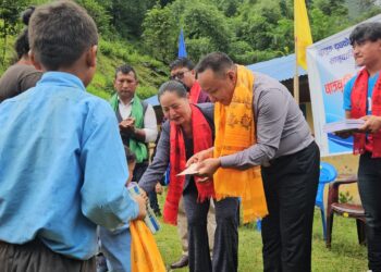 थुलुङ दुधकोशीको समावेशी पहल : माझि विद्यार्थीलाई १० हजार नगदसहित शैक्षिक सामग्री वितरण