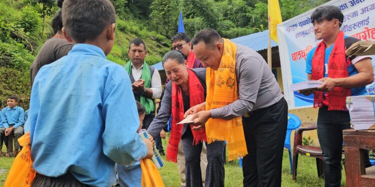 थुलुङ दुधकोशीको समावेशी पहल : माझि विद्यार्थीलाई १० हजार नगदसहित शैक्षिक सामग्री वितरण