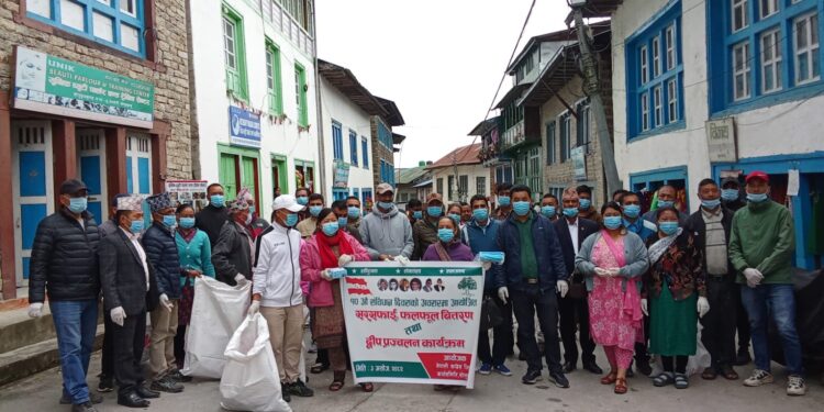 संविधान दिवसमा कांग्रेस सोलुखुम्बुद्वारा सरसफाइ र फलफुल वितरण कार्यक्रम