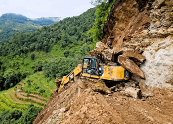 सडक खन्दै गरेको डोजर माथि ढुंगाको पहिरो