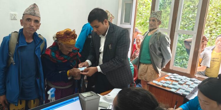 देउसामा राष्ट्रिय परिचयपत्र वितरण शिविरमा ५ सय बढीले सेवा लिए