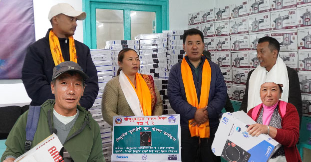 सोलुदुधकुण्ड २ का नागरिकलाई विद्युतीय चुल्हो र खाना पकाउने कुकर वितरण 