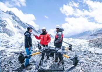 सगरमाथामा थुप्रिएको फोहोर संकलन गर्न ड्रोनको प्रयोग