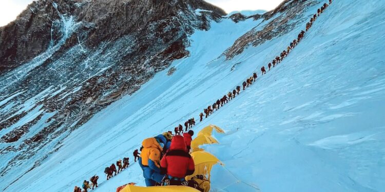 सगरमाथा सहितका हिमाल आरोहणमा सरकारले बढाएको रोयल्टी आजदेखि लागू