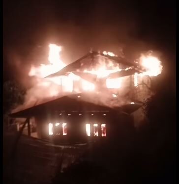 थुलुङ दुधकोशी–७ मा भीषण आगलागी हुँदा करिब २० लाख रुपैयाँको क्षति