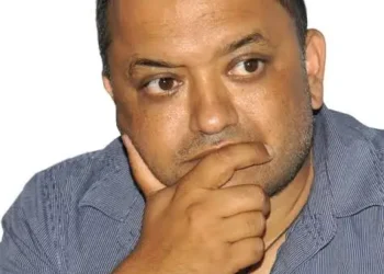 नेताका घरघरमा आगलागी, गगन थापाको घर अगाडि ढुंगामुढा