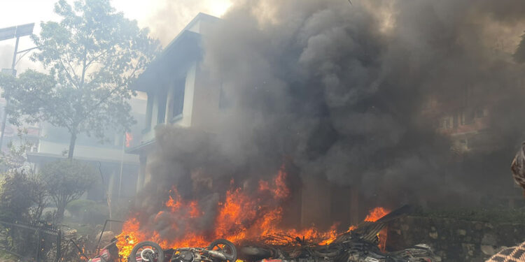 प्रहरी प्रभाग इमाडोलमा आगजनी र लुटपाट गर्ने सोलुखुम्बुका नेपालीसहित ६ जना पक्राउ