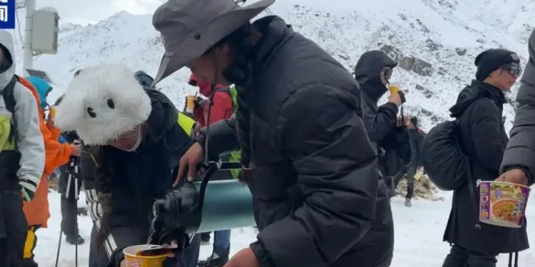 सगरमाथाको तिब्बततर्फ फसेका ५८० पदयात्रीको सफल उद्धार