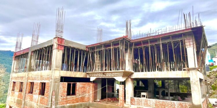 सोलुदुधकुण्डको प्रशासनिक भवन निर्माणको काम करिव आधा सकियो, चैत्र भित्रमा सक्ने गरी काम हुँदै 