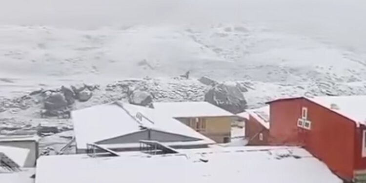 यसपाली सोलुका हिमालमा असोजमै हिमपात