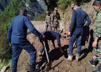 सोलुखुम्बुको खुम्बु क्षेत्रमा भत्किएका पदमार्गको मर्मत कार्य सुरु