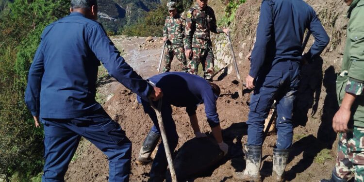 सोलुखुम्बुको खुम्बु क्षेत्रमा भत्किएका पदमार्गको मर्मत कार्य सुरु