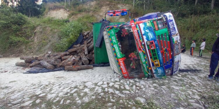 खोटाङको दुबेकोलमा ट्रक दुर्घटना, चालक र सहचालक सकुशल