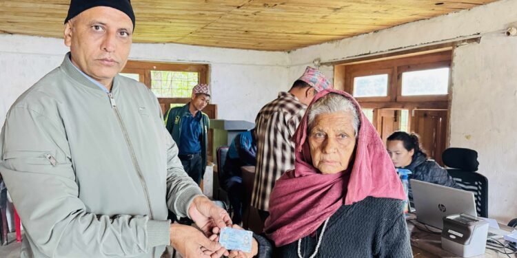 थुलुङ दुधकोशी–३ पञ्चनमा ३ सय बढी नागरिकलाई राष्ट्रिय परिचयपत्र वितरण