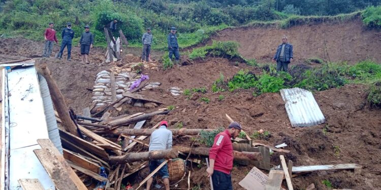सोलुखुम्बुमा पहिरोले घर पुरिँदा राँगा र बाख्रा मरे